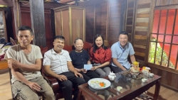 Đồng chí Hoàng Thu Chung, Phó Giám đốc Sở Tư pháp tỉnh Thái Nguyên thăm, tặng quà người có công với cách mạng và kiểm tra tiến độ thực hiện chương trình xóa nhà tạm, nhà dột nát tại xã Xuân Dương