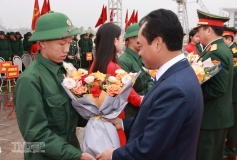 Đồng chí Trịnh Việt Hùng, Ủy viên dự khuyết BCH Trung ương Đảng, Bí thư Tỉnh ủy tặng hoa động viên các tân binh trong Lễ giao nhận quân năm 2025