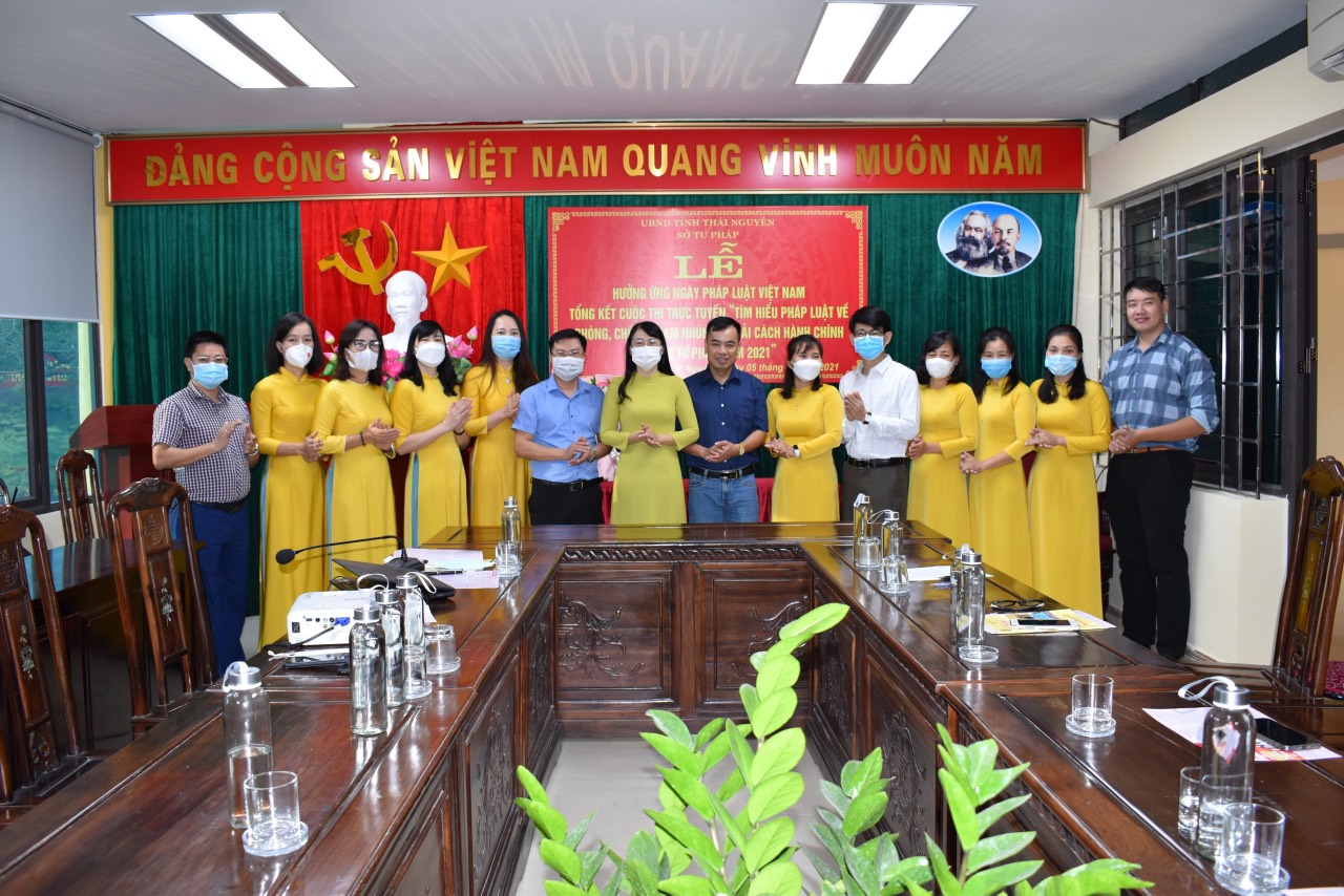 Đồng chí Vũ Thị Lệ Hằng - Giám đốc Sở Tư pháp và công chức, viên chức Sở Tư pháp tỉnh Thái Nguyên trong Lễ Hưởng ứng Ngày Pháp luật Việt Nam năm 2021