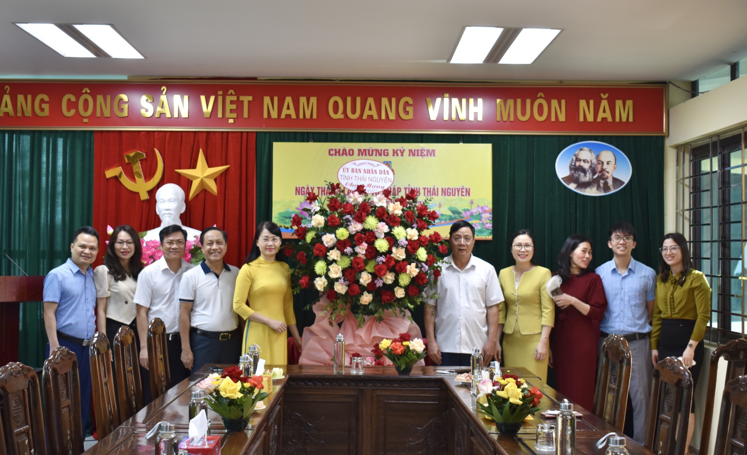 Đồng chí Đặng Xuân Trường – Phó Chủ tịch Thường trực UBND tỉnh tặng hoa chúc mừng Sở Tư pháp