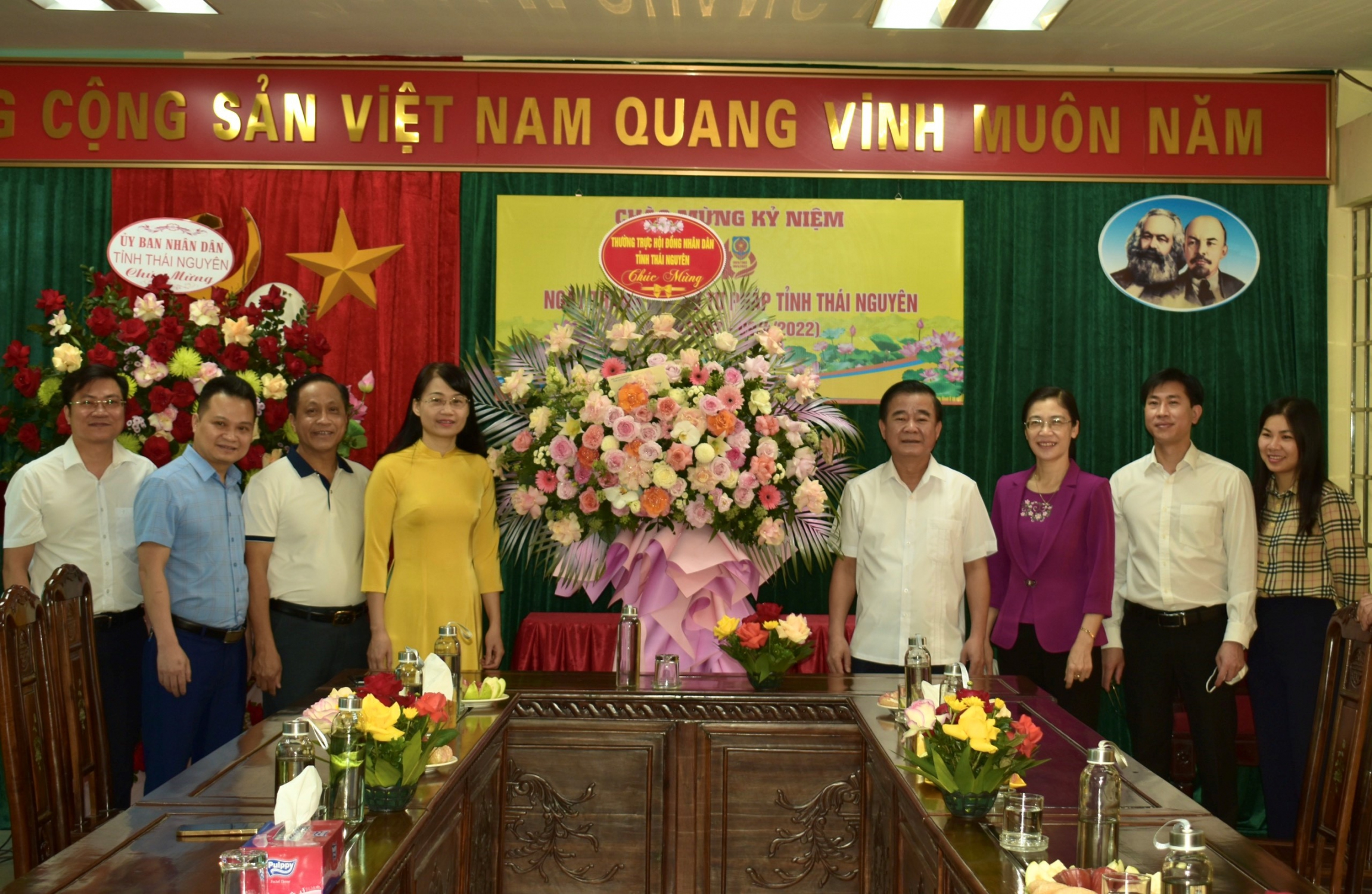 Đ/c Nguyễn Chí Công – Phó Chủ tịch HĐND tỉnh tặng hoa chúc mừng Sở Tư pháp