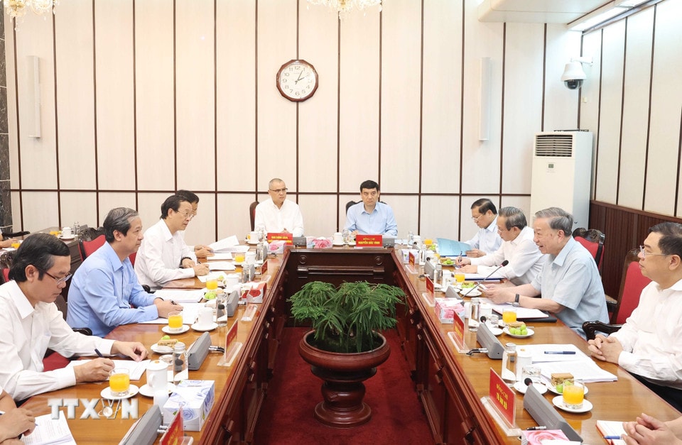 Tổng Bí thư Tô Lâm chủ trì cuộc họp về tình hình triển khai thực hiện Nghị quyết số 71 – NQ/TW  ngày 9/9/2025. Ảnh: Thống Nhất - TTXVN