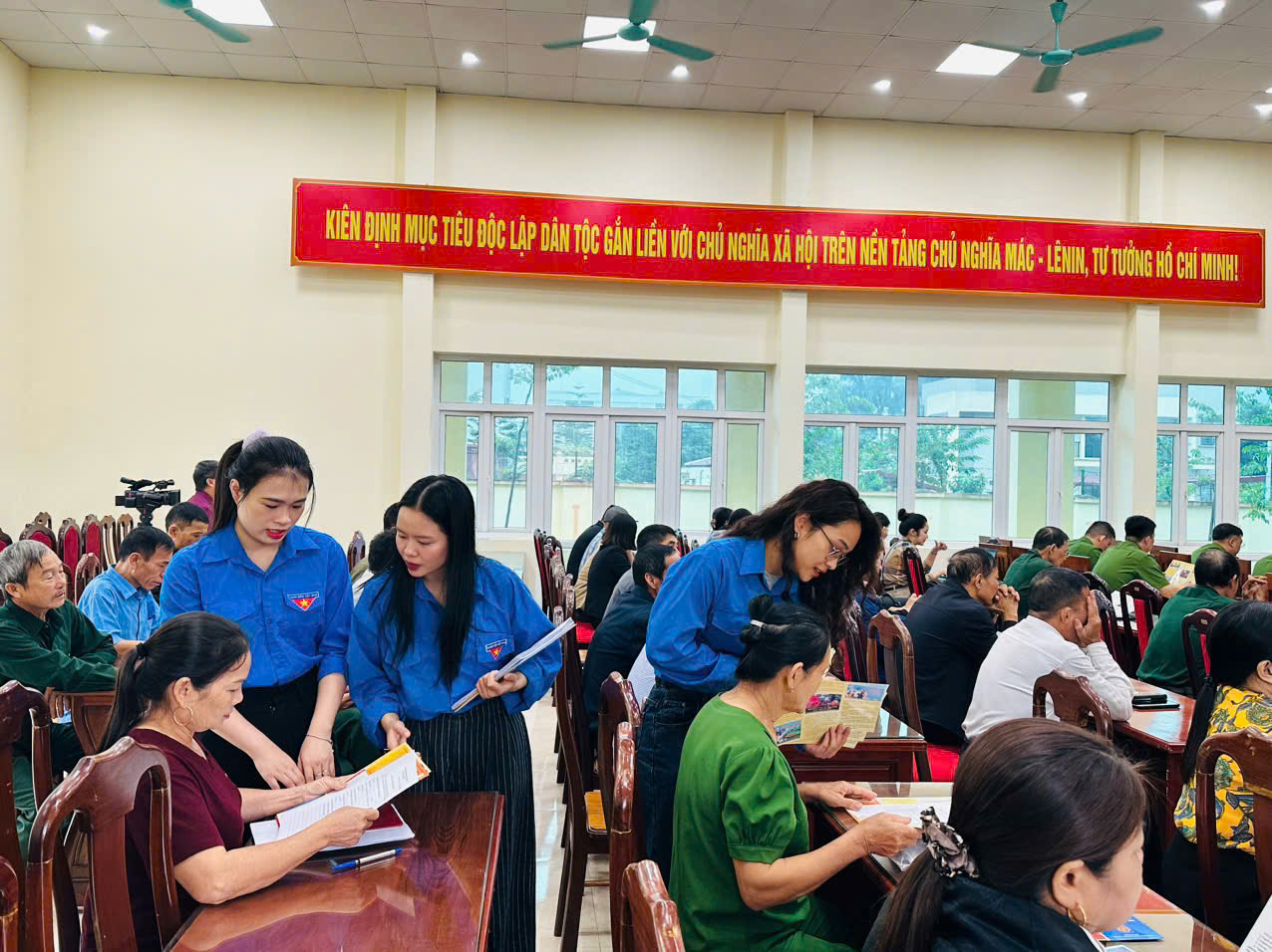 Ảnh phát tờ gấp