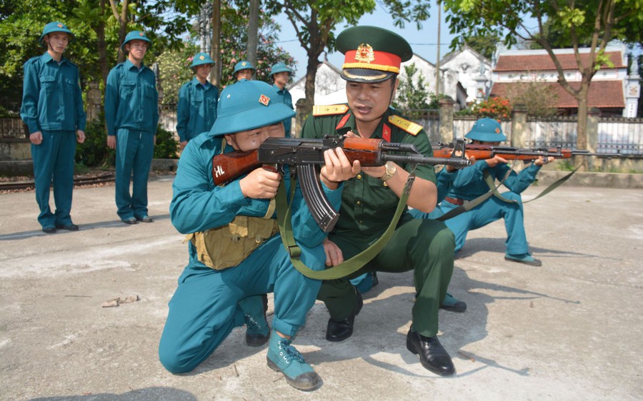 ĐƯA SĨ QUAN QUÂN ĐỘI VỀ XÃ, PHƯỜNG - CHỦ TRƯƠNG ĐÚNG ĐẮN CỦNG CỐ QUỐC PHÒNG TỪ GỐC RỄ